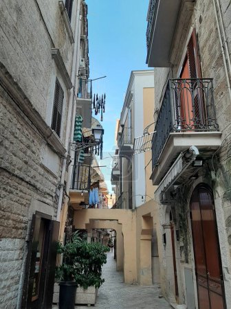 Téléchargez les photos : Bari vieille ville rue dans les Pouilles, Italie. - en image libre de droit