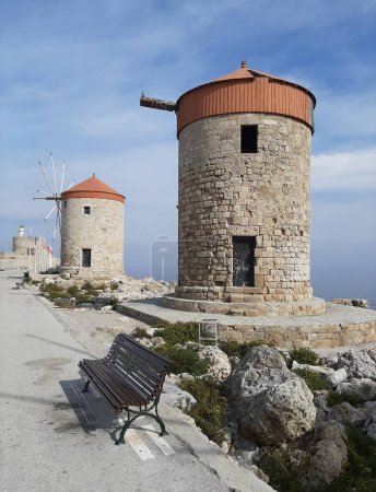 Foto de Molinos de viento y fortaleza de San Nicolás en Rodas, Grecia. - Imagen libre de derechos