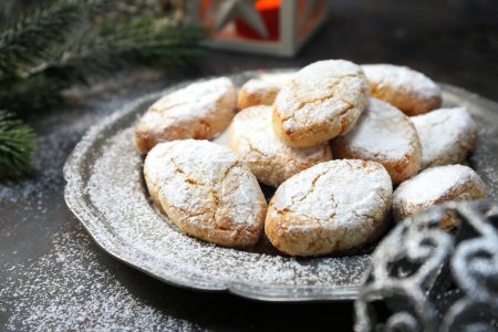 Ricciarelli, glutenfreie Mandelkekse. Traditionelle italienische Weihnachtsplätzchen. Neujahrsdekoration