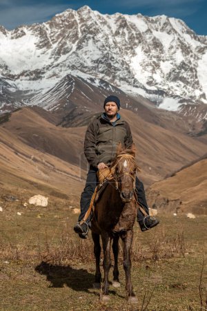 Foto de Paseos a caballo por las montañas nevadas de la región de Svanetia en Georgia. - Imagen libre de derechos
