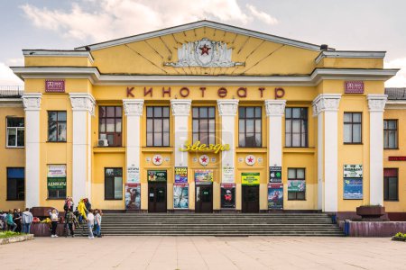 Foto de Cine en el centro de la ciudad. El edificio de la arquitectura soviética. Baranovichi, Belarús - 12 de septiembre de 2020. - Imagen libre de derechos