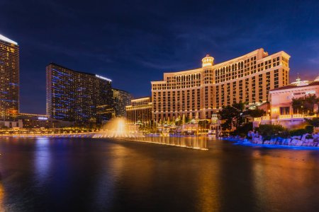 Foto de Fuentes de Bellagio hotel con luces brillantes de hoteles en Las Vegas Strip en Paradise, Nevada. Las Vegas, Estados Unidos - 28 de septiembre de 2018. - Imagen libre de derechos