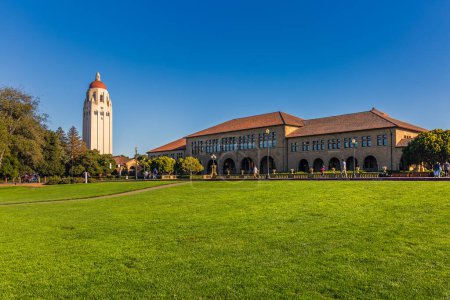 Téléchargez les photos : Bâtiments de campus et couloirs de l'Université Stanford, États-Unis. Stanford, États-Unis - 11 septembre 2018. - en image libre de droit
