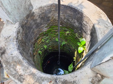Photo d'un vieux puits, un outil traditionnel du peuple indonésien pour prendre de l'eau