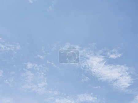 Téléchargez les photos : Photo du ciel bleu avec quelques nuages - en image libre de droit