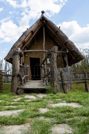 Fischerhaus Außenseite der serbischen Siedlung am Ufer der Donau aus der Jungsteinzeit, datiert bis 5400 v. Chr.