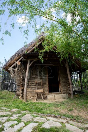 Fishermans casa exterior de asentamiento serbio en las orillas del río Danubio desde el Neolítico fechado en 5400 aC