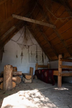Intérieur d'une vieille maison de pêcheur en Serbie