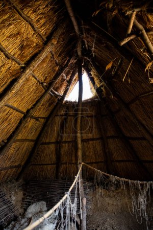 Antigua cabaña de pescadores interior del asentamiento serbio a orillas del río Danubio que data del período neolítico hace 6.000 años
