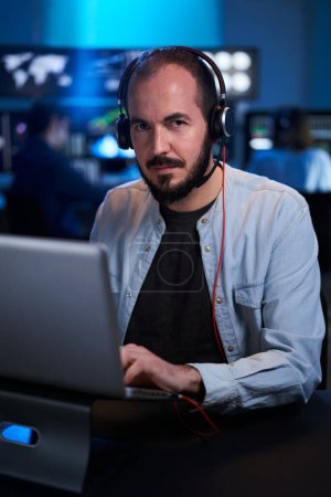 Foto de Portrait looking at camera of a Stock Market Trader Working Investment Charts, Graphs, Diagrams. Financial Analyst and Digital Business man in a Busy corporate office traders stock brokers. 4k footage - Imagen libre de derechos