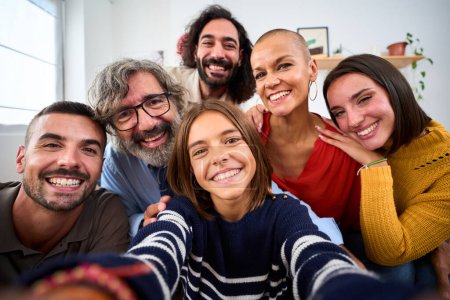 Freudige kaukasische Familie lächelnd umarmt und macht ein Selfie-Foto drinnen. Drei Generationen Kaukasier, die zu Hause vor der Kamera stehen. Glückliche Menschen Beziehungen im häuslichen Leben