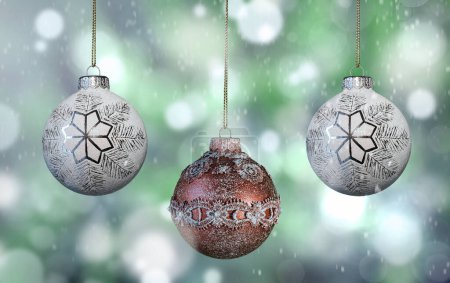 Foto de Tres bolas de vidrio de Navidad en el centro sobre un fondo blanco verdoso desenfocado y cubierto de nieve. enfoque selectivo - Imagen libre de derechos