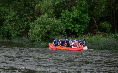 Foto de Un grupo de personas en el tormentoso río New Bug. Rafting Ucrania. - Imagen libre de derechos