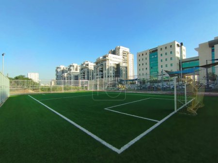 Foto de Parque infantil de fútbol en Israel, con una zona residencial rodeada de casas - Imagen libre de derechos