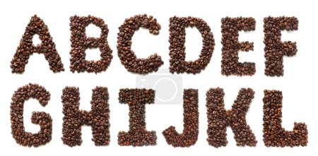 Alfabeto comestible hecho de granos de café. Letras A a L sobre fondo blanco aislado