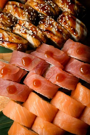 Foto de Diferentes tipos de Sushi Filadelfia: rollos con salmón, atún y anguila. vista desde arriba. Comida asiática restaurante menú concepto - Imagen libre de derechos