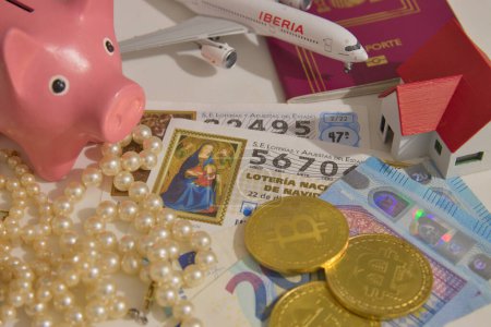 Téléchargez les photos : Certains billets de loterie nationale espagnole entourés par les investissements possibles du prix de loterie, Voyage, bijoux, luxe, Bitcoins, immobilier, épargne, le tout en échange de 20euros - en image libre de droit