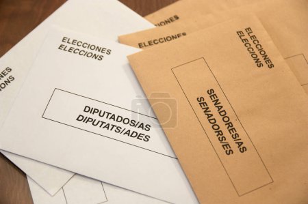 Téléchargez les photos : White and sepia envelopes for the elections to the congress and senate of the Spanish State that have in two official languages (Spanish and Catalan) the words Elections, deputies and senators - en image libre de droit