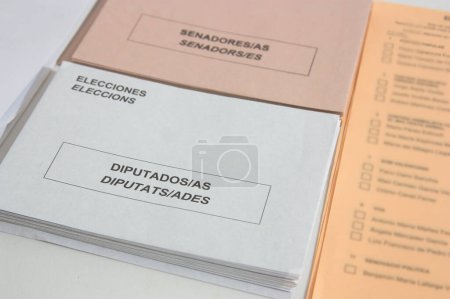 Téléchargez les photos : Image of some envelopes at the polling station on the day of the elections to the congress and the senate in Spain in which the representatives to the courts are elected - en image libre de droit