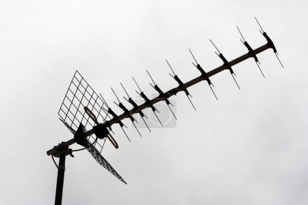 Téléchargez les photos : Backlit image of an antenna for the reception of digital terrestrial television in a domestic home - en image libre de droit