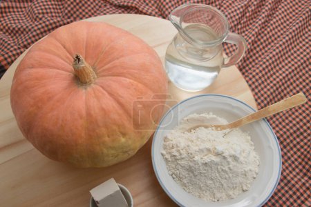 Téléchargez les photos : Vue d'en haut des ingrédients nécessaires (farine, levure, eau) pour faire des beignets à la citrouille, typiques de Las Fallas - en image libre de droit