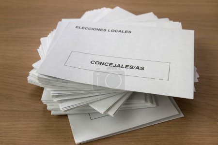 Téléchargez les photos : Beaucoup de bulletins de vote ou enveloppes électorales avec les votes des citoyens pour élire les conseillers aux élections municipales - en image libre de droit