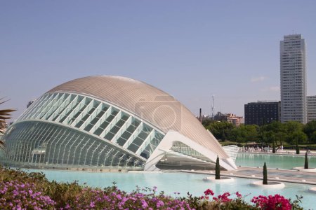 Téléchargez les photos : Mai 2023.Valence, Espagne. Vue panoramique du bâtiment L'Hemisferic dans la Ciutat de les Arts i les Ciencies à Valence (Espagne)) - en image libre de droit