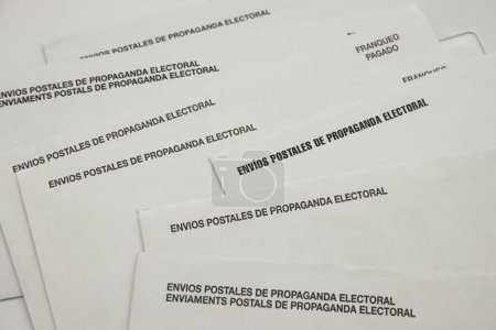 Téléchargez les photos : Beaucoup d'enveloppes avec de la propagande électorale et des enveloppes avec les votes reçus par la poste au domicile des citoyens pour les élections en Espagne - en image libre de droit