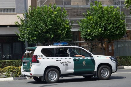 Téléchargez les photos : Image d'une voiture marquée de la Garde civile d'Espagne (Europe) qui circule dans les rues d'une ville - en image libre de droit