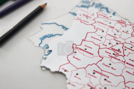 Téléchargez les photos : Gros plan d'un modèle de carte Espagne avec les noms des communautés et des provinces qui composent le royaume d'Espagne sur un autre modèle qui montre les rivières du pays - en image libre de droit