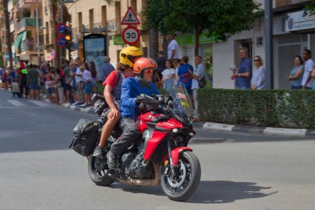 Téléchargez les photos : Image d'une moto transportant un photojournaliste couvrant le tour d'Espagne à vélo, La Vuelta 2023, traversant la ville valencienne de Torrent - en image libre de droit