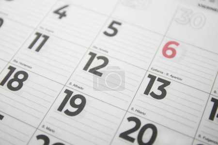 Primer plano de una hoja de calendario de enero con santos católicos españoles