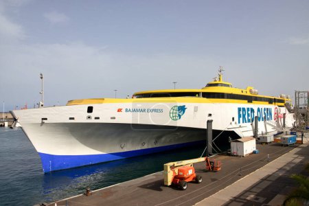 Téléchargez les photos : Août 2023. Santa Cruz, Tenerife, Espagne. Un ferry Fred Olsen amarré dans le port de Santa Cruz - en image libre de droit