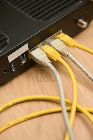 Foto de Vista de las conexiones RJ45 que tiene un router que se utilizan para crear redes de equipos locales - Imagen libre de derechos