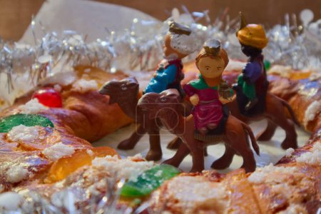 Téléchargez les photos : Les sages sur un chameau au centre d'un roscon de reyes décoré de fruits confits et de mousseline autour d'elle - en image libre de droit