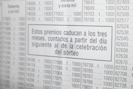 Téléchargez les photos : Image de l'avis d'expiration de trois mois des prix distribués dans le tirage de Noël de la loterie nationale espagnole - en image libre de droit