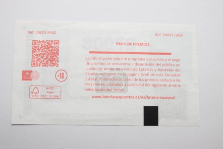 Foto de Imagen de la parte posterior de un billete de la Lotería Nacional en España para el sorteo de Navidad impreso en el lugar por la máquina expendedora - Imagen libre de derechos