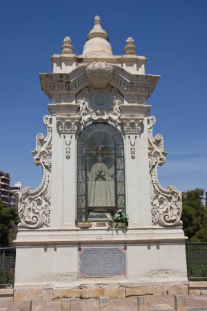 Uno de los "casalicios" dedicado a la Virgen de la Asunción frente al otro dedicado a San Agatangelo en el puente de Santa Teresa o puente viejo en Elche (Alicante, España)