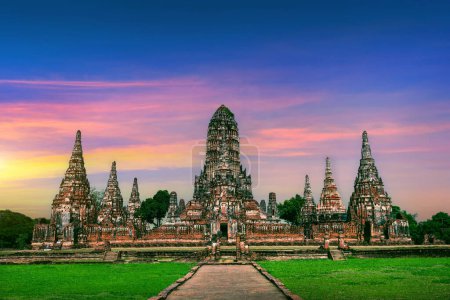 Téléchargez les photos : Ayutthaya Historical Park, temple bouddhiste Wat Chaiwatthanaram en Thaïlande. - en image libre de droit