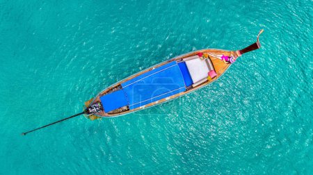 Foto de Turista relajante en barco de cola larga en la isla de Phi phi, Tailandia. - Imagen libre de derechos