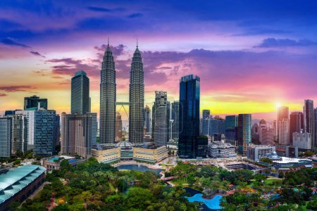 Skyline der Stadt Kuala Lumpur bei Sonnenuntergang, Kuala Lumpur in Malaysia.