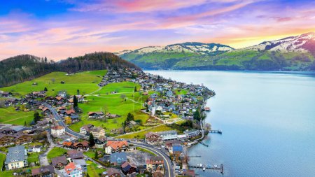 Foto de Hermoso paisaje cerca del lago Thun en Spiez, Suiza. - Imagen libre de derechos
