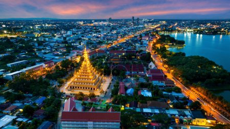 Téléchargez les photos : Vue aérienne de Phra Mahathat Kaen Nakhon dans la province de Khon Kaen, Thaïlande. - en image libre de droit
