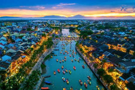 Téléchargez les photos : Vue Aérienne de Hoi Une ville antique au crépuscule, Vietnam. - en image libre de droit