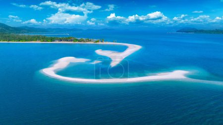 Téléchargez les photos : Vue aérienne de la plage de sable blanc sur l'île de Koh Yao Yai, Thaïlande. - en image libre de droit
