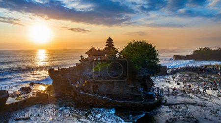 Foto de Templo de Tanah Lot al atardecer en la isla de Bali, Indonesia. - Imagen libre de derechos