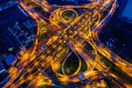 Foto de Vista aérea del tráfico en la intersección de carreteras masivas por la noche
. - Imagen libre de derechos