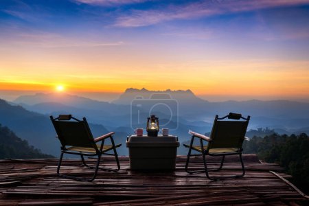 Foto de Mesa de camping al aire libre al amanecer. Doi Luang Chiang Dao montañas en Chiang Mai. - Imagen libre de derechos