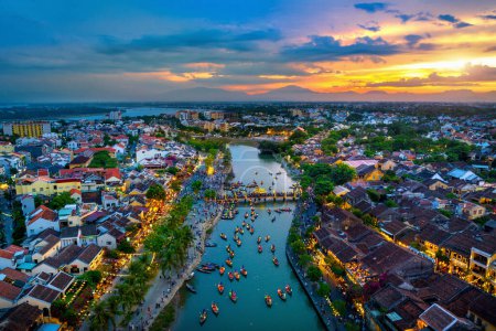 Foto de Hoi Una antigua ciudad y el río Hoai en el crepúsculo, Vietnam. - Imagen libre de derechos