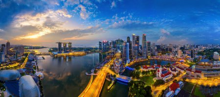 Foto de Panorama de la ciudad de Singapur al amanecer. - Imagen libre de derechos